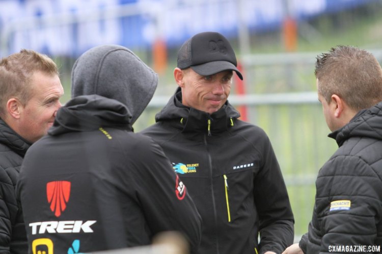 Sven Nys and the Telenet Fidea coaches have a discussion. 2017 World Cup Koksijde. © B. Hazen / Cyclocross Magazine
