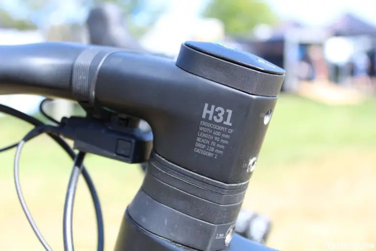 The cockpit on the Inflite is Canyon's H31 integrated stem and