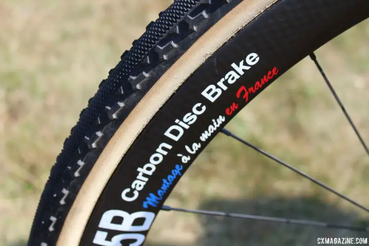 Chainel opts for French Maxwheel carbon disc tubular wheels. Her set at Waterloo were the 45B model, which fittingly have a 45mm depth. Lucie Chainel's Canyon Inflite, 2017 World Cup Waterloo. © Z. Schuster / Cyclocross Magazine