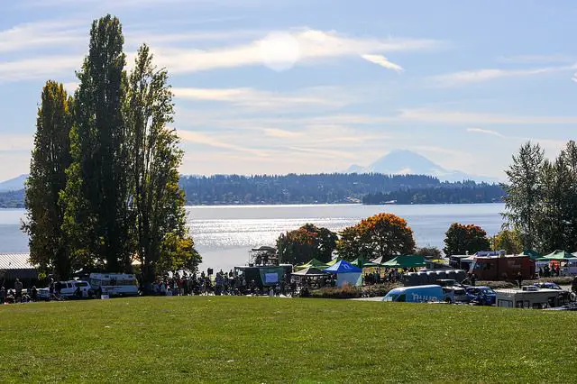MFG Cyclocross #4 was set along beautiful Lake Washington. photo: G. Crofoot