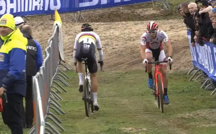 Wout van Aert returns to the pit as Laurens Sweeck rides by. 2017 World Cup Koksijde. Screen capture.