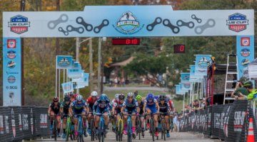 The Elite Women hit the holeshot at the 2017 Pan-American Championships. © D. Perker / Cyclocross Magazine