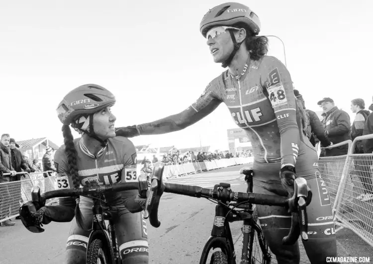 Clif Pro Team chat between Eva Lechner and Katerina Nash. 2017 Bogense UCI Cyclocross World Cup. © B. Hazen / Cyclocross