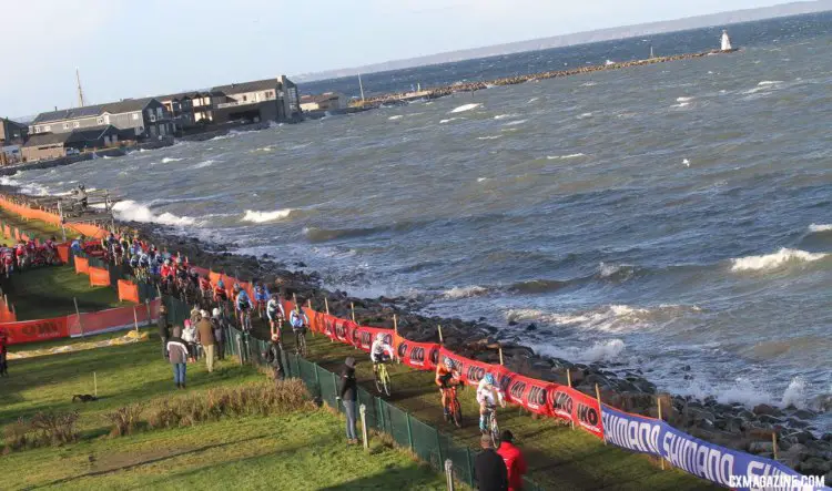 Riders pass along the sea shore and try to avoid sea spray from the waves on the windy afternoon. 2017 Bogense UCI Cyclocross World Cup. © B. Hazen / Cyclocross