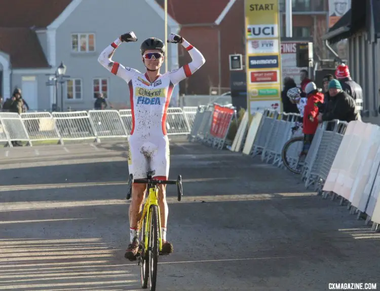 Thomas Pidcock took control of the U23 Men's race at the 2017 Bogense UCI Cyclocross World Cup. © B. Hazen / Cyclocross Magazine