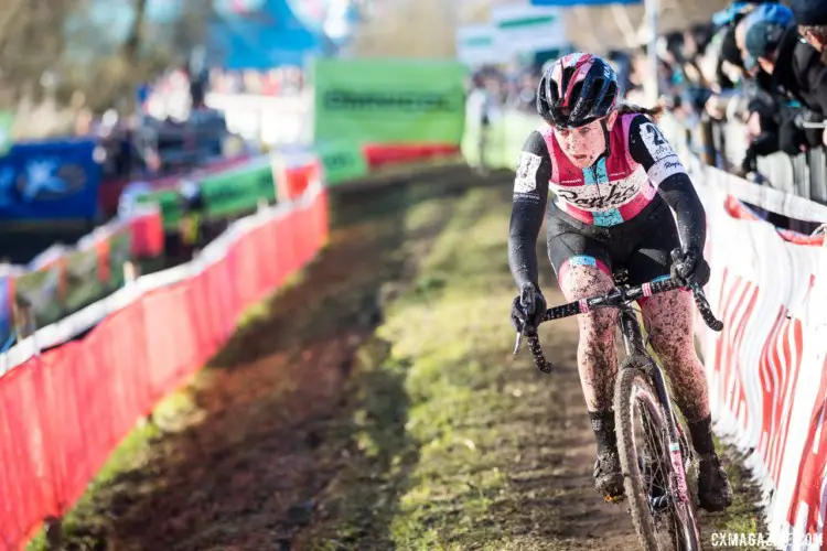 Ellen Noble focuses after taking the lead with one lap to go. 2017 Flandriencross. © J. Curtes / Cyclocross Magazine