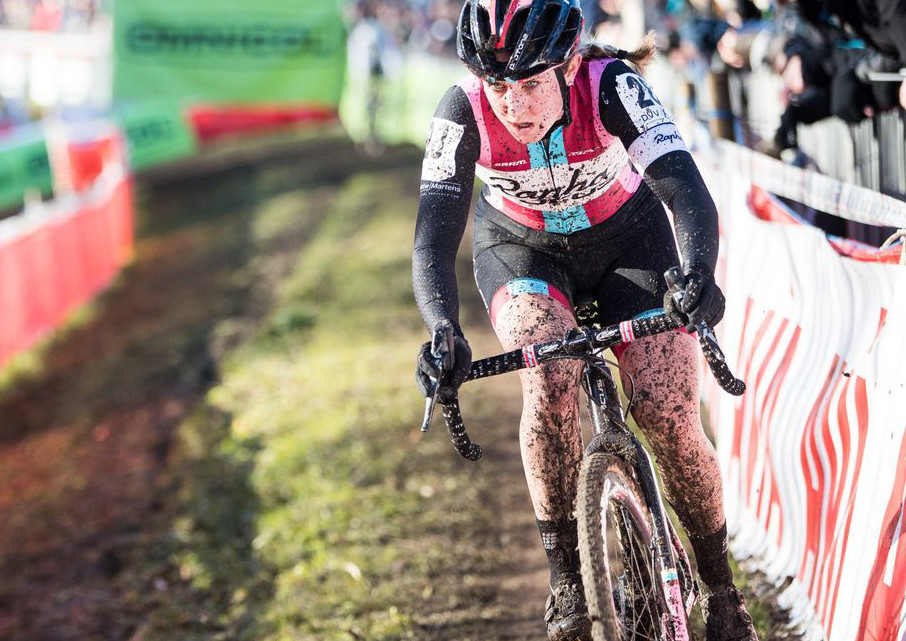 Ellen Noble focuses after taking the lead with one lap to go. 2017 Flandriencross. © J. Curtes / Cyclocross Magazine