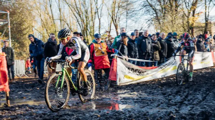 Alice Arzuffi leads Elle Anderson through one of the mud pits. 2017 Flandriencross. © J. Curtes / Cyclocross Magazine