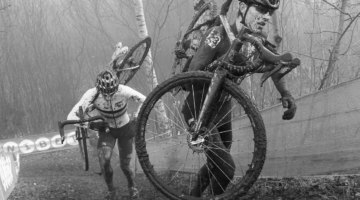 Scott Funston runs up a runup en route to finishing eighth. Junior Men, 2017 Zeven UCI Cyclocross World Cup. © B. Hazen / Cyclocross Magazine