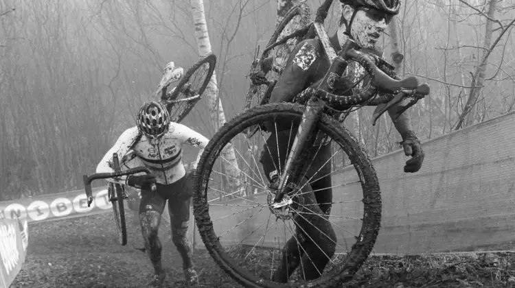 Scott Funston runs up a runup en route to finishing eighth. Junior Men, 2017 Zeven UCI Cyclocross World Cup. © B. Hazen / Cyclocross Magazine