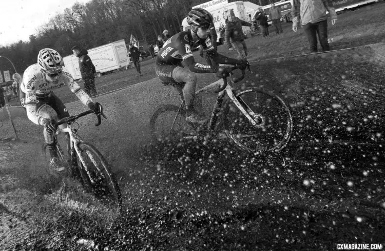 Lars van der Haar got out to a fast start on Saturday. Elite Men, 2017 Zeven UCI Cyclocross World Cup. © B. Hazen / Cyclocross Magazine