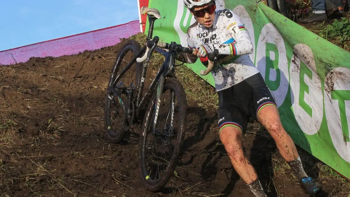 Sanne Cant ran to victory after getting a gap with two to go. Elite Women, 2017 Zeven UCI Cyclocross World Cup. © B. Hazen / Cyclocross Magazine