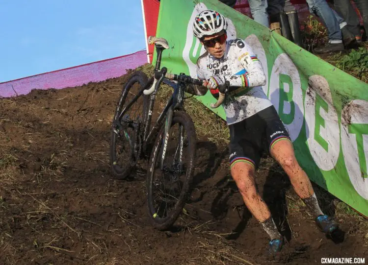 Sanne Cant ran to victory after getting a gap with two to go. Elite Women, 2017 Zeven UCI Cyclocross World Cup. © B. Hazen / Cyclocross Magazine