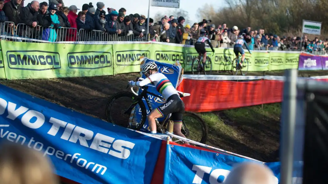 Sanne Cant chases Ellen Noble and Katie Compton at the 2017 Flandriencross. © Cyclephotos