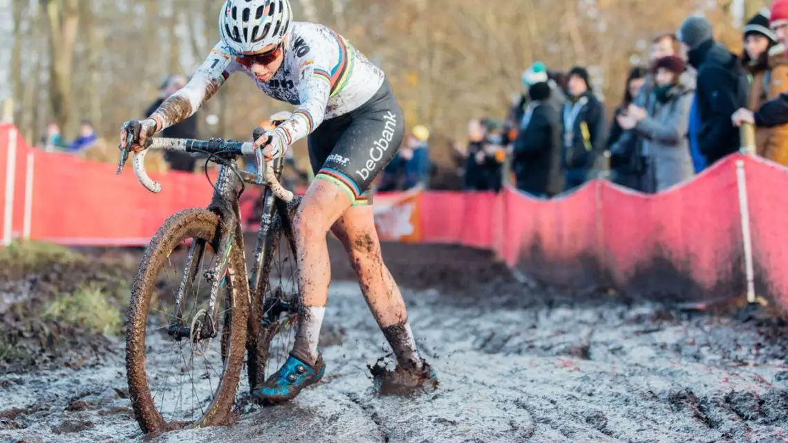 Sanne Cant made a splash with a late race surge to take the win. Elite Women, 2017 Zeven UCI Cyclocross World Cup. © J. Curtes / Cyclocross Magazine