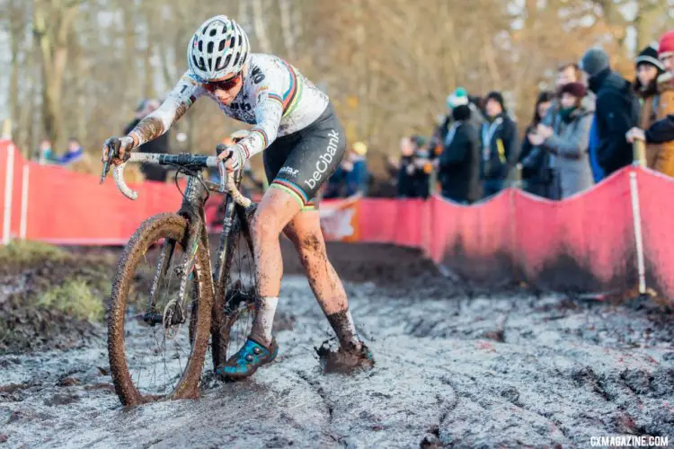 Sanne Cant made a splash with a late race surge to take the win. Elite Women, 2017 Zeven UCI Cyclocross World Cup. © J. Curtes / Cyclocross Magazine