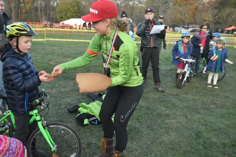 Emma White shares her winning cookie with a fan. 2017 Northampton International Day 2. © Chris McIntosh