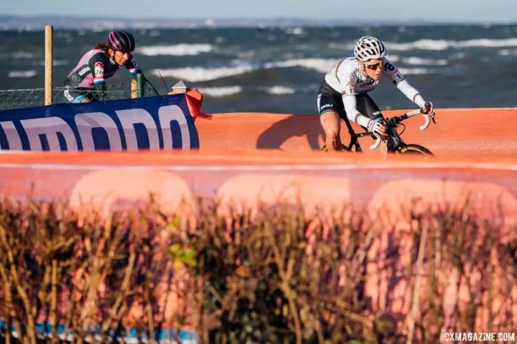Sanne Cant leads Helen Wyman during their battle in Sunday's race. 2017 Bogense UCI Cyclocross World Cup. © J. Curtes / Cyclocross