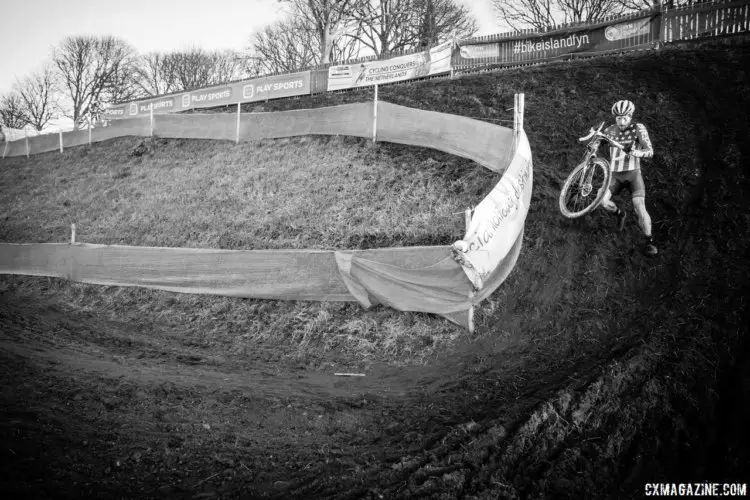 Stephen Hyde runs down one of the steep descents. 2017 Bogense UCI Cyclocross World Cup. © J. Curtes / Cyclocross
