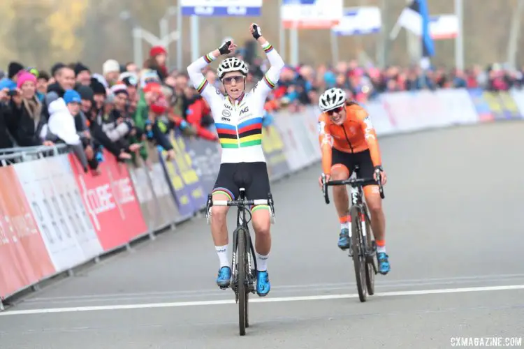 Sanne Cant celebrates her narrow win over Lucinda Brand. 2017 European Championships, Tabor. © B. Hazen / Cyclocross Magazine