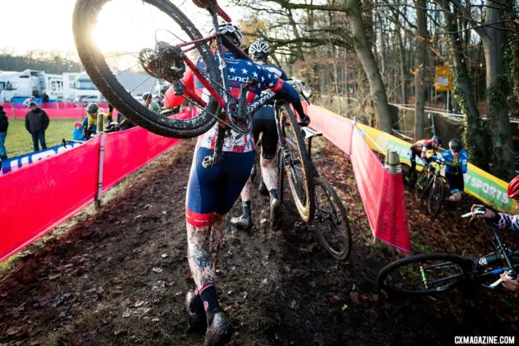 Stephen Hyde shoulders his muddy bike after a tough start to his race. Elite Men, 2017 Zeven UCI Cyclocross World Cup. © J.Curtes / Cyclocross Magazine