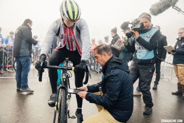 iPad motor checks were part of the Euro cyclocross experience for the EuroCrossCampers. Junior and U23 Men, 2017 Zeven UCI Cyclocross World Cup. © J.Curtes / Cyclocross Magazine