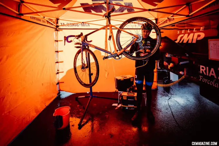 Racer, mechanic. Some riders had an extra busy afternoon. Elite Men, 2017 Zeven UCI Cyclocross World Cup. © J.Curtes / Cyclocross Magazine