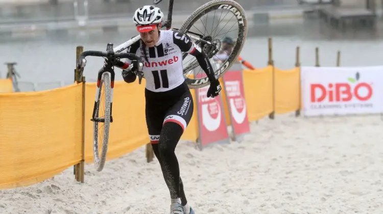 Lucinda Brand (Team Sunweb) runs through the sand at Mol en route to a win. 2017 Zilvermeercross, Mol, Belgium. © B. Hazen / Cyclocross Mag