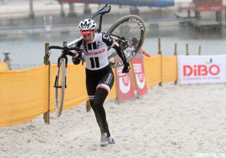 Lucinda Brand (Team Sunweb) runs through the sand at Mol en route to a win. 2017 Zilvermeercross, Mol, Belgium. © B. Hazen / Cyclocross Mag
