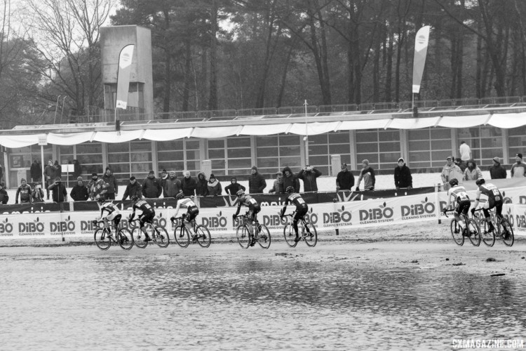 The Men's field passes along the water. 2017 Zilvermeercross, Mol, Belgium. © B. Hazen / Cyclocross Magazine