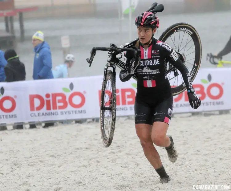 Elle Anderson (Cycling.be - Alphamotorhomes Ladies) ran and rode to an eighth-place finish. 2017 Zilvermeercross, Mol, Belgium. © B. Hazen / Cyclocross Magazine