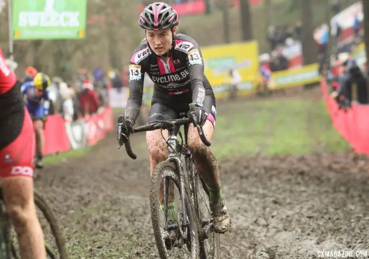 Elle Anderson demonstrates some of the focus required on Namur's challenging circuit. 2017 World Cup Namur. © B. Hazen / Cyclocross Magazine