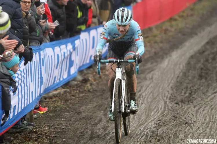 Evie Richards worked hard to recover from a bad grid spot and then just kept riding to the win. 2017 World Cup Namur. © B. Hazen / Cyclocross Magazine
