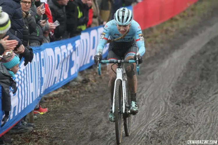 Evie Richards made the catch and then attacked to get a lead she would not give up. 2017 World Cup Namur. © B. Hazen / Cyclocross Magazine