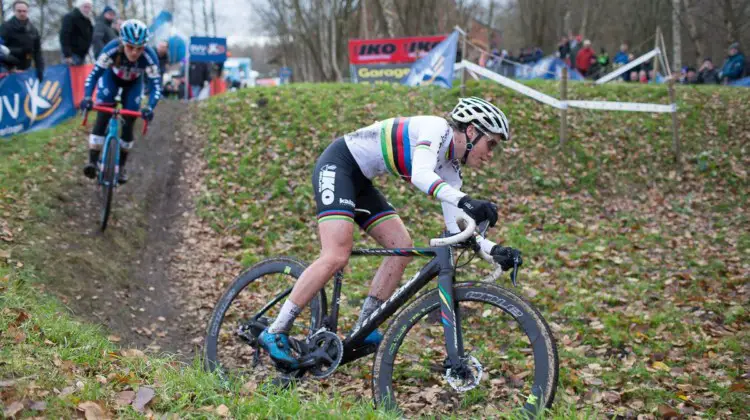 Sanne Cant leads Katie Compton in Essen. 2017 Cyclocross DVV Verzekeringen Trofee #4 - Essen. © Cyclephotos / Cyclocross Magazine