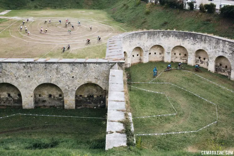 The course took advantage of the walls of the 200-year old Bastion di Santo Spirito. 2017 SSCXWCITA, Verona, Italy. © F. Bartoli Avveduti / Cyclocross Magazine