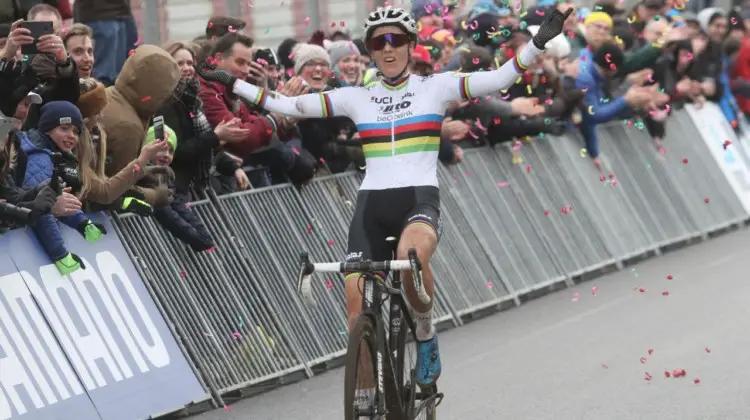 Sanne Cant took her fourth World Cup win of the season at Zolder. 2017 World Cup Zolder. © B. Hazen / Cyclocross Magazine