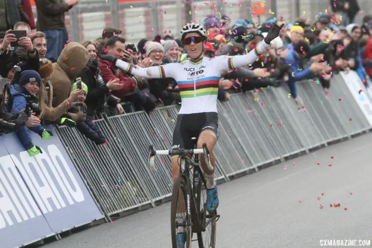 Sanne Cant took her fourth World Cup win of the season at Zolder. 2017 World Cup Zolder. © B. Hazen / Cyclocross Magazine