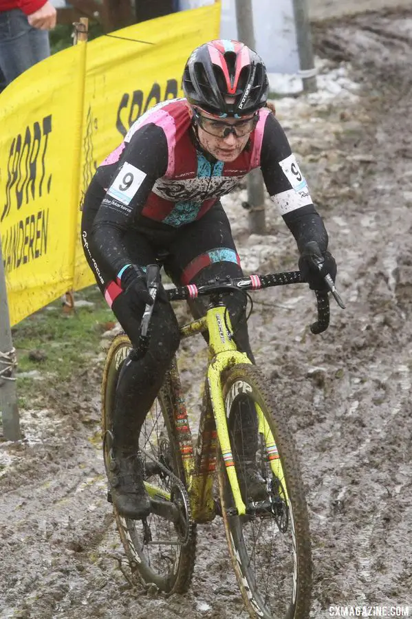 Ellen Noble got off to a fast start on Sunday. 2017 Vlaamse Druivencross. © B. Hazen / Cyclocross Magazine