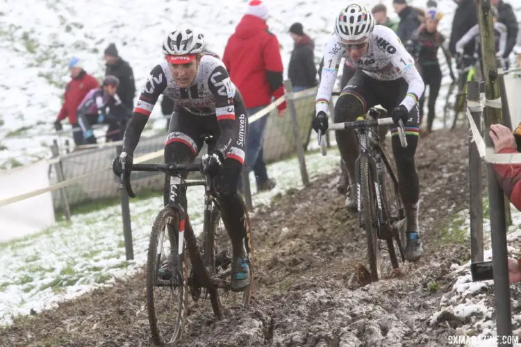 Lucinda Brand and Sanne Cant had fast starts on Sunday. 2017 Vlaamse Druivencross. © B. Hazen / Cyclocross Magazine