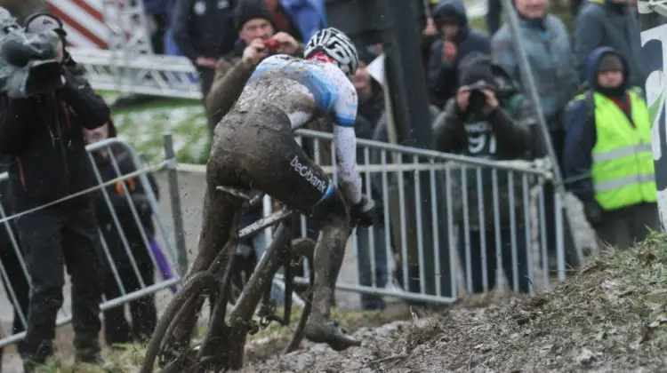 Despite an early lead, Van der Poel rode aggressively. 2017 Vlaamse Druivencross. © B. Hazen / Cyclocross Magazine