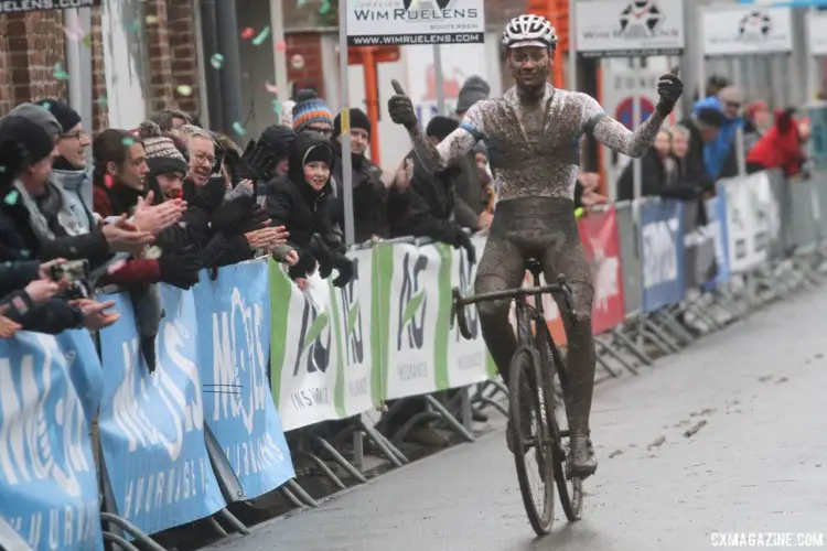 Mathieu van der Poel took the win and a nice payday. 2017 Vlaamse Druivencross. © B. Hazen / Cyclocross Magazine