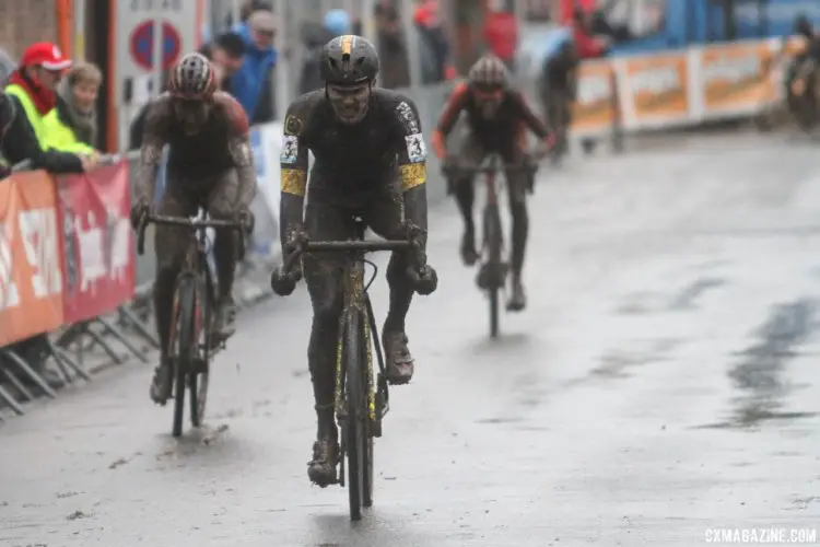 Corne van Kessel took second in the finishing sprint. 2017 Vlaamse Druivencross. © B. Hazen / Cyclocross Magazine