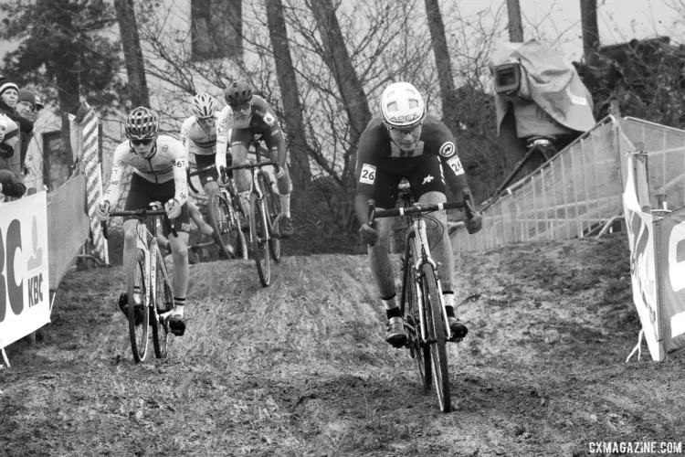 The descents at Zolder required focus like that shown here by Greg Gunsalus (AP Junior Devo p/b Corner Cycle). 2017 World Cup Zolder. © B. Hazen / Cyclocross Magazine