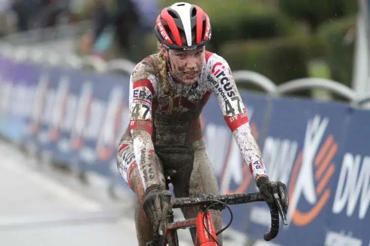 Annemarie Worst passed Wyman for the lead, and then only had Compton get by her by the end. 2018 GP Sven Nys Baal - Elite Women. © B. Hazen / Cyclocross Magazine