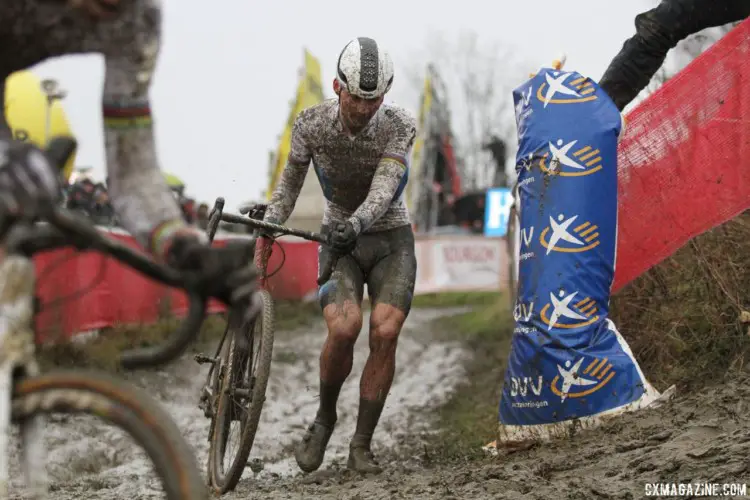 Choices choices. Van der Poel cut it tight and ran while Van Aert opted for the wide riding line. 2018 GP Sven Nys Baal. © B. Hazen / Cyclocross Magazine