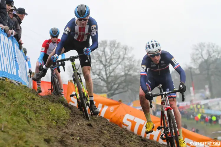 Lane Maher goes high on the off-camber. 2018 Hoogerheide World Cup, Junior Men. © B. Hazen / Cyclocross Magazine