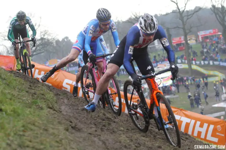 Synchronized bike riding for Denzel Stephenson. 2018 Hoogerheide World Cup, U23 Men. © B. Hazen / Cyclocross Magazine