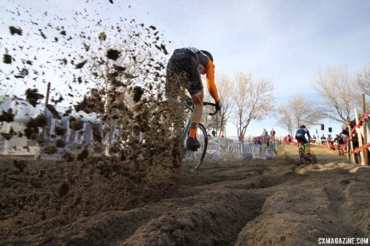 A rider rips through the sand. Men's Singlespeed. 2018 Cyclocross National Championships. © D. Mable/ Cyclocross Magazine