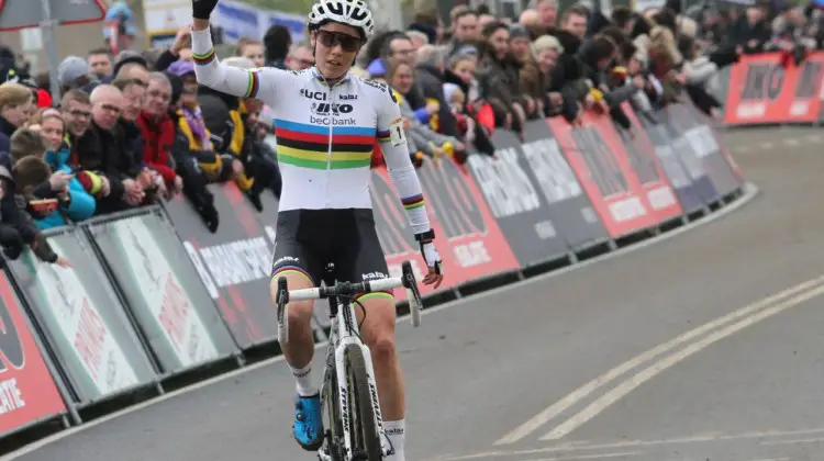 Sanne Cant took the win and the World Cup overall at Hoogerheide. 2018 Hoogerheide World Cup. © B. Hazen / Cyclocross Magazine